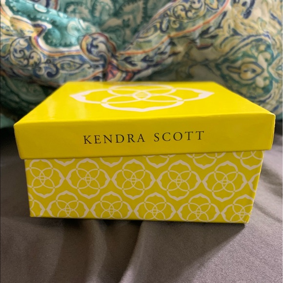 Kendra Scott pendant necklace - Picture 3 of 4